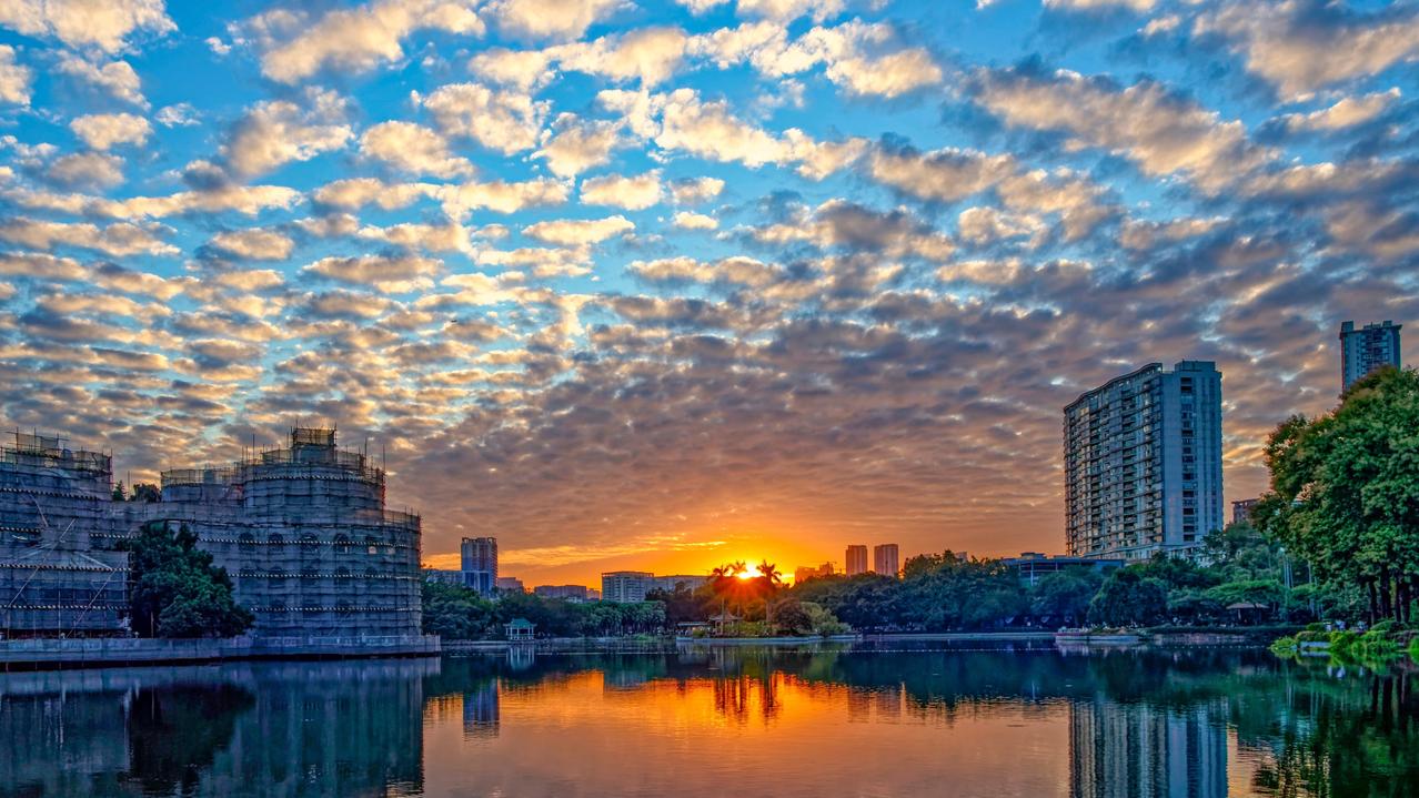 《水调歌头·湖城暮望》
 
云缕织晴碧，霞绮抹天东。一湖揉碎金缕，波影叠楼重。岸