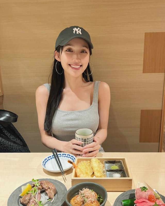 「音乐女神」陈海儿早前曾担任《中年好声音3》的评审，凭精致美貌、姣好身材及出色唱