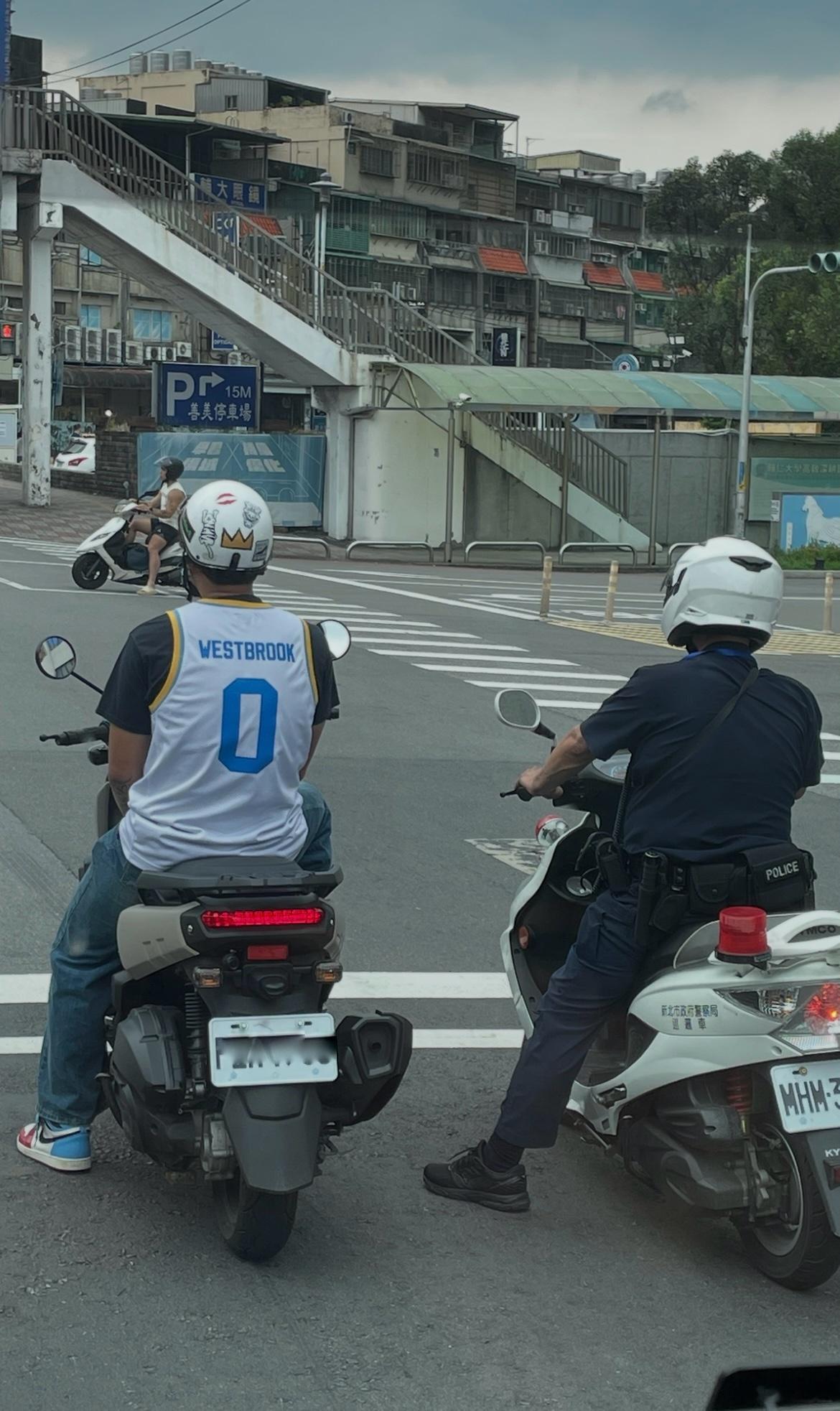 今天宣佈退役，馬上就有人穿出來致敬 