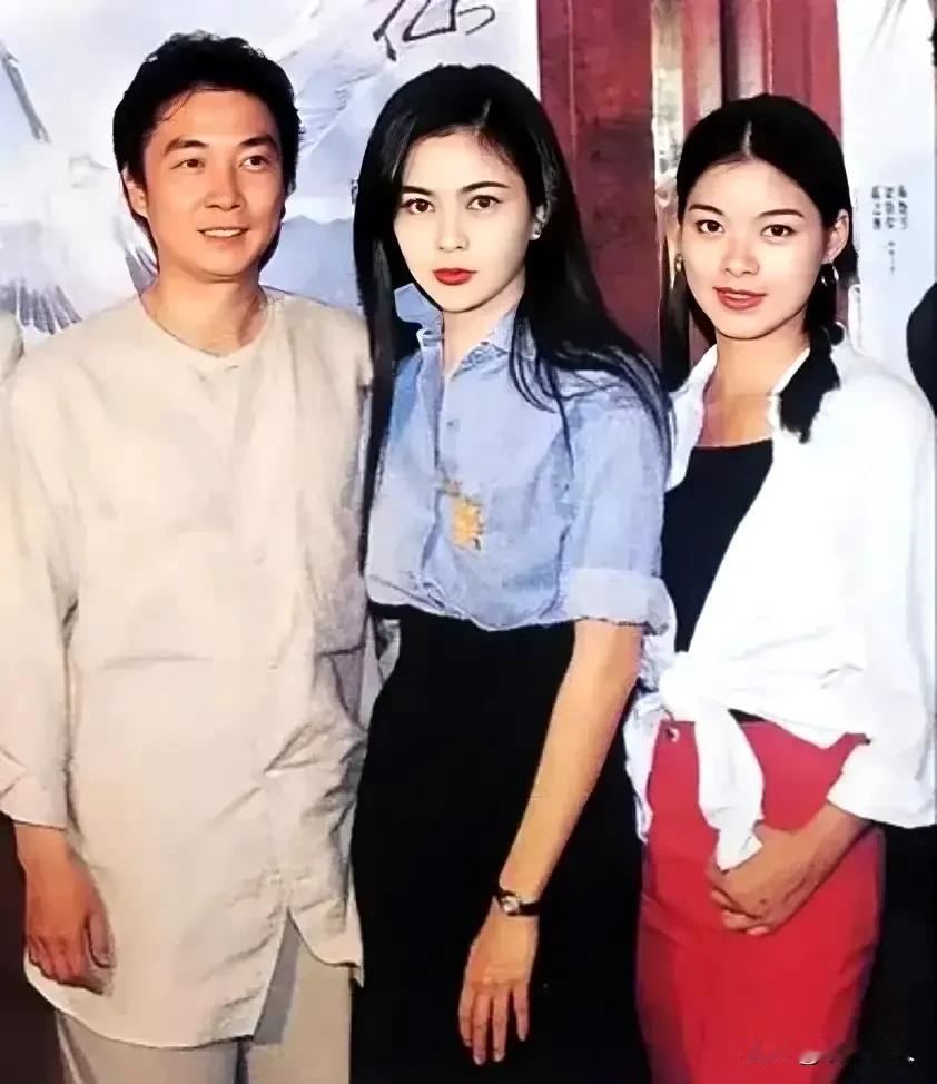 1993年那时候，44岁的刘松仁、31岁的关之琳和26岁的刘锦玲凑一块儿拍了张合