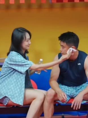王浩终于回家了。看见媳妇儿。满身的疲惫。一扫而光，这媳妇儿要多贴心就有多贴心呢。