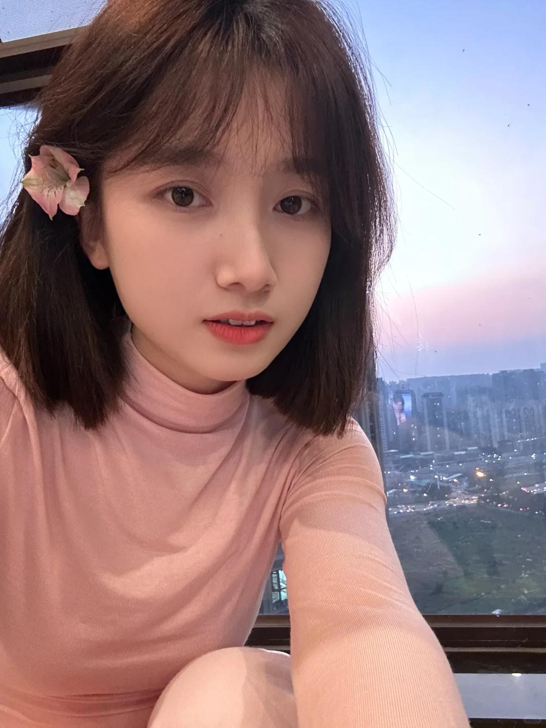 好乖巧的样子，真美呀[呲牙]
