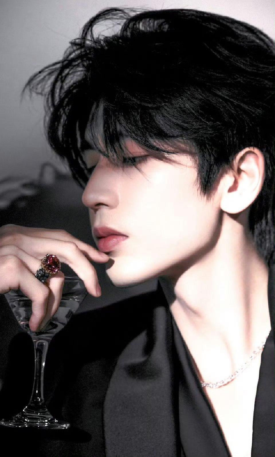 张凌赫 我担是我的补习老师是谁有这么好运气啊，能让凌赫欧巴补课来了！认真的样子也