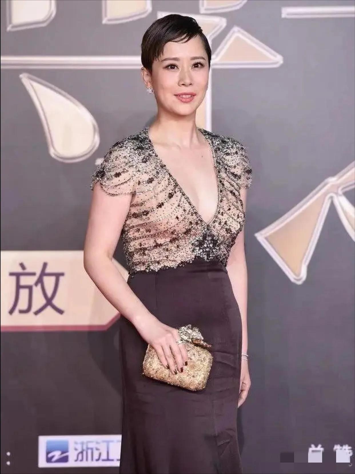 你敢相信这是海清嘛！怎么变这样了？
这发型也太丑了，好像湿哒哒的贴在头上，毫无美