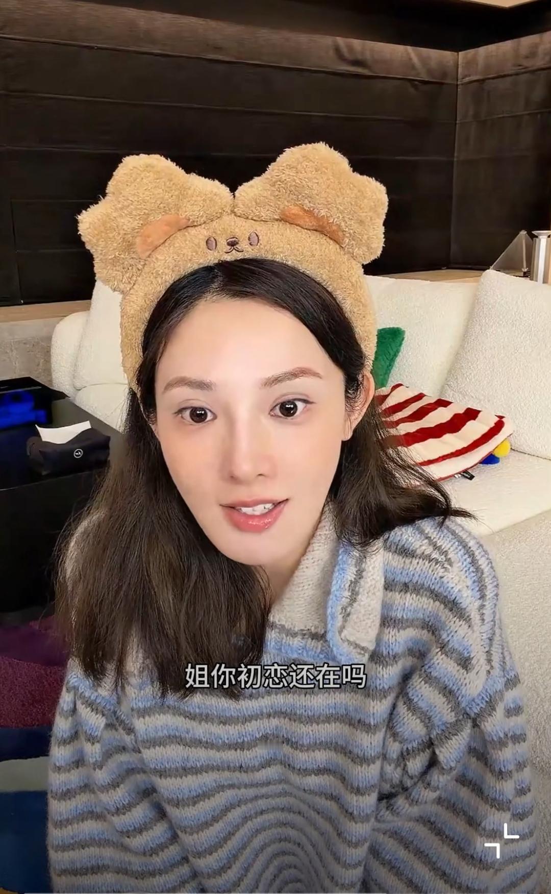 家人们谁懂啊！彭小苒直播时被弹幕猝不及防问“姐姐初恋还在吗”，这问题换别人说不定