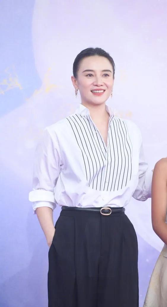 宋佳气场非常强大，一米七多的身高，在女演员中也是比较高的。
而且身材苗条，衣服搭