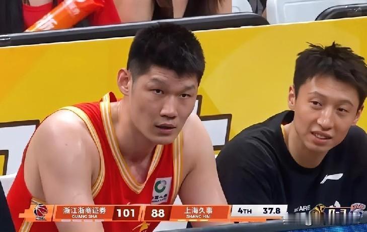 广厦赢了，但鸣金收兵后，胡金秋的眼神依然是空洞的。

扳回一城，广厦赢得太不容易