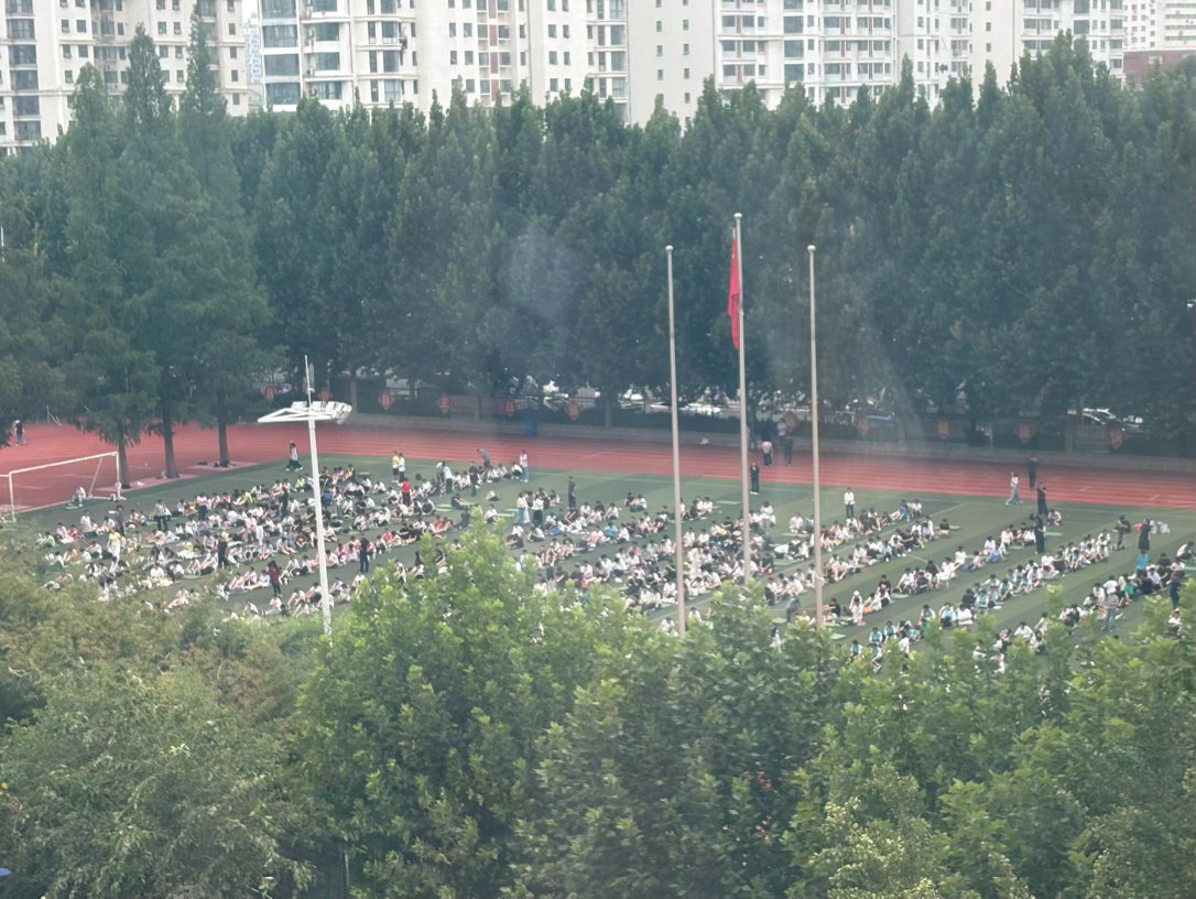 学区房的痛点其实是太吵了特别是大喇叭架在小区墙上女教导主任的尖嗓音直刺耳膜 ​​