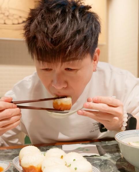 排队三小时就为吃口生煎，胡彦斌摘下口罩那刻老板手都抖了。
店里两条长龙，他戴着黑