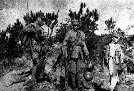 1945年6月，一队日军士兵悄无声息地摸到雪峰山，试图杀国军部队一个猝不及防，不