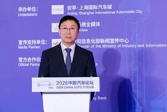 笑死，2026汽车论坛变“吐槽大会”！付炳锋揭短：半年狂上500款新车，结果全是