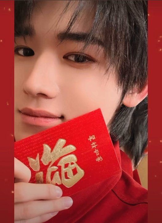 宋亚轩叼着红包又来了宋亚轩迅速进入过年状态 宋亚轩迅速进入过年状态~ 