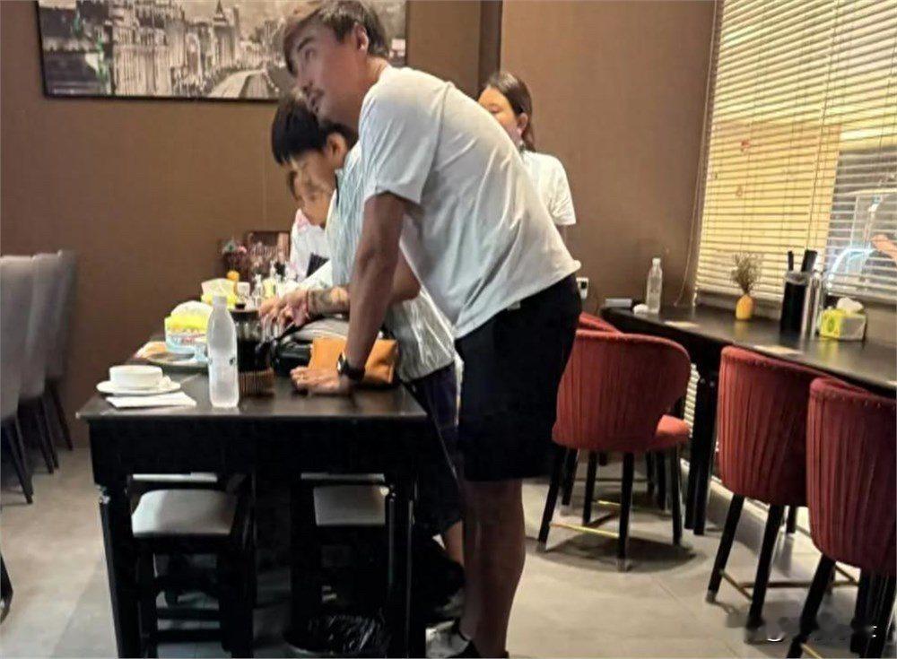 何洁一家吃大闸蟹，宝妹黑黑胖胖但很懂事，刁磊把仨孩子教得真好！[得意][得意]