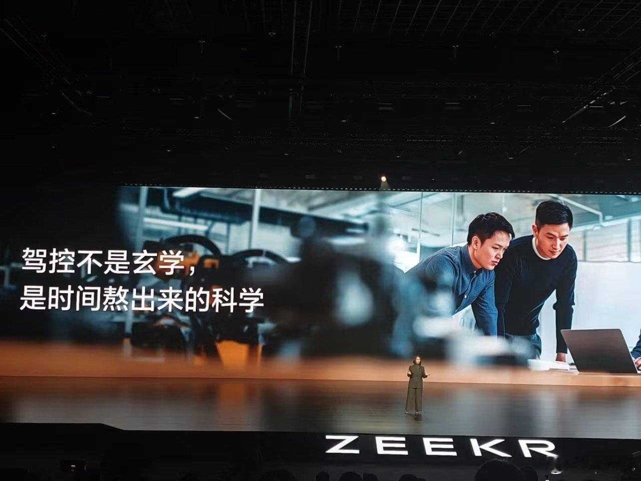 “新公路之王”该怎么定义呢？我想，动力澎湃是一方面，操控灵动是另一方面。极氪8X