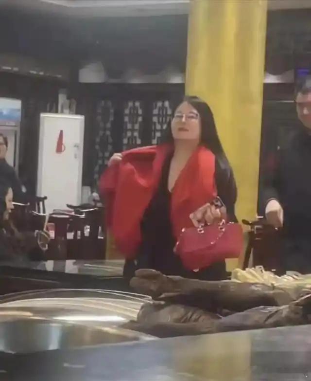 李湘回乡排场大？敬酒画面引热议，王诗龄懂事抢镜！ 