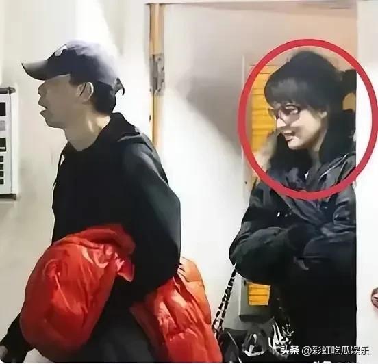 2009年，冯小刚夜宿凤凰卫视主持人沈星家被拍到，第二天徐帆就到打砸沈星公寓发泄