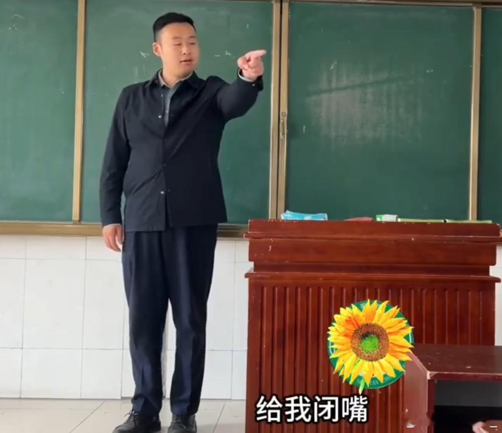 零分教资 满分教师 板书完，再接一个反手扔出粉笔头，就可以晋升教导主任了 ​​​