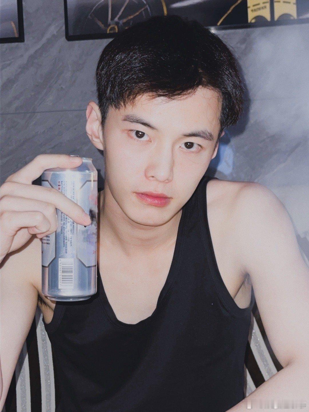 #何与白皮体育生#我不信只有我被何与帅到了，根本拒绝不了他身上自带的少年气，这气