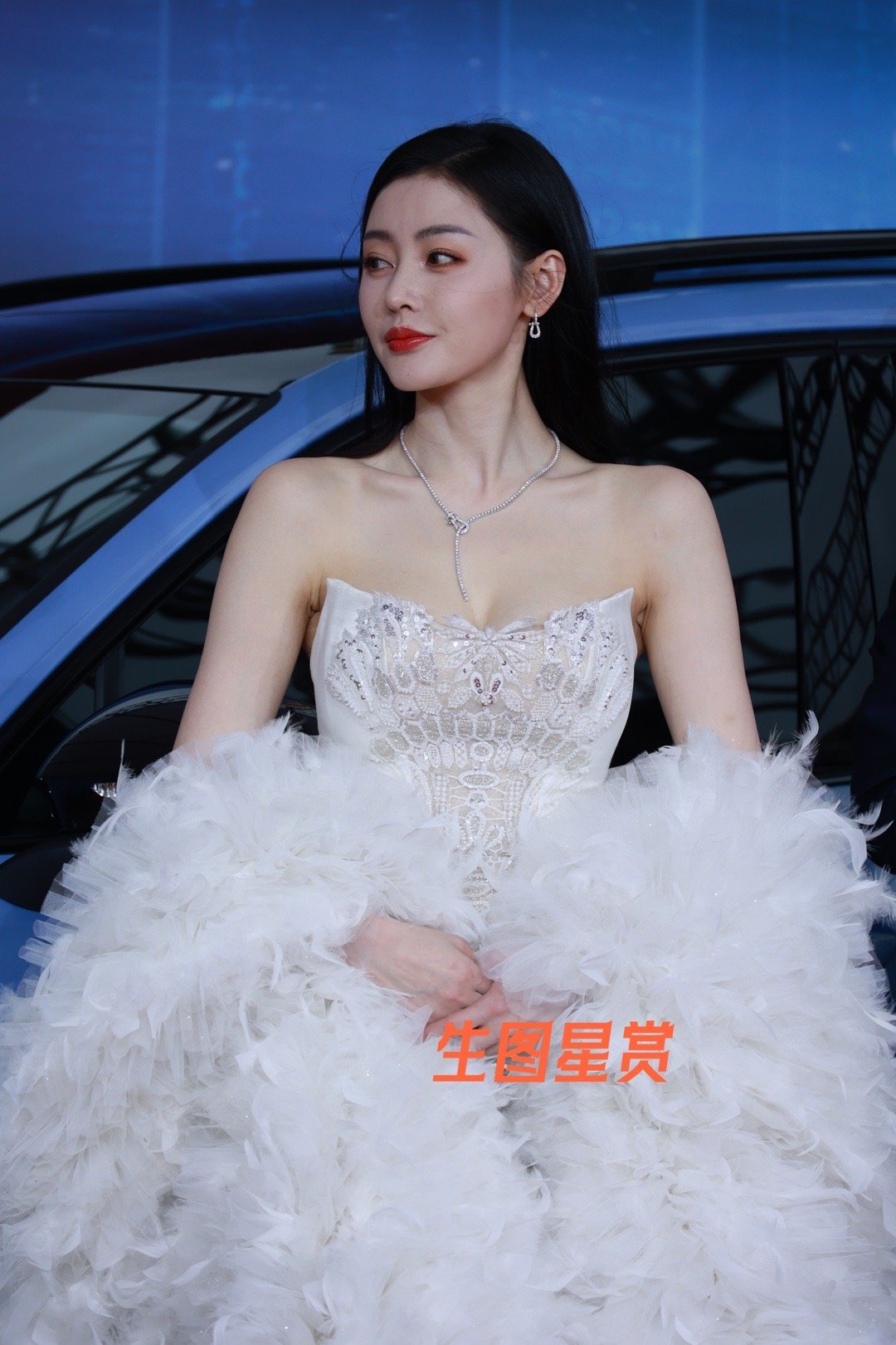 张天爱新时代电视节红毯造型，白色羽毛长裙美得很突出，被Ai击中[相爱][憧憬] 