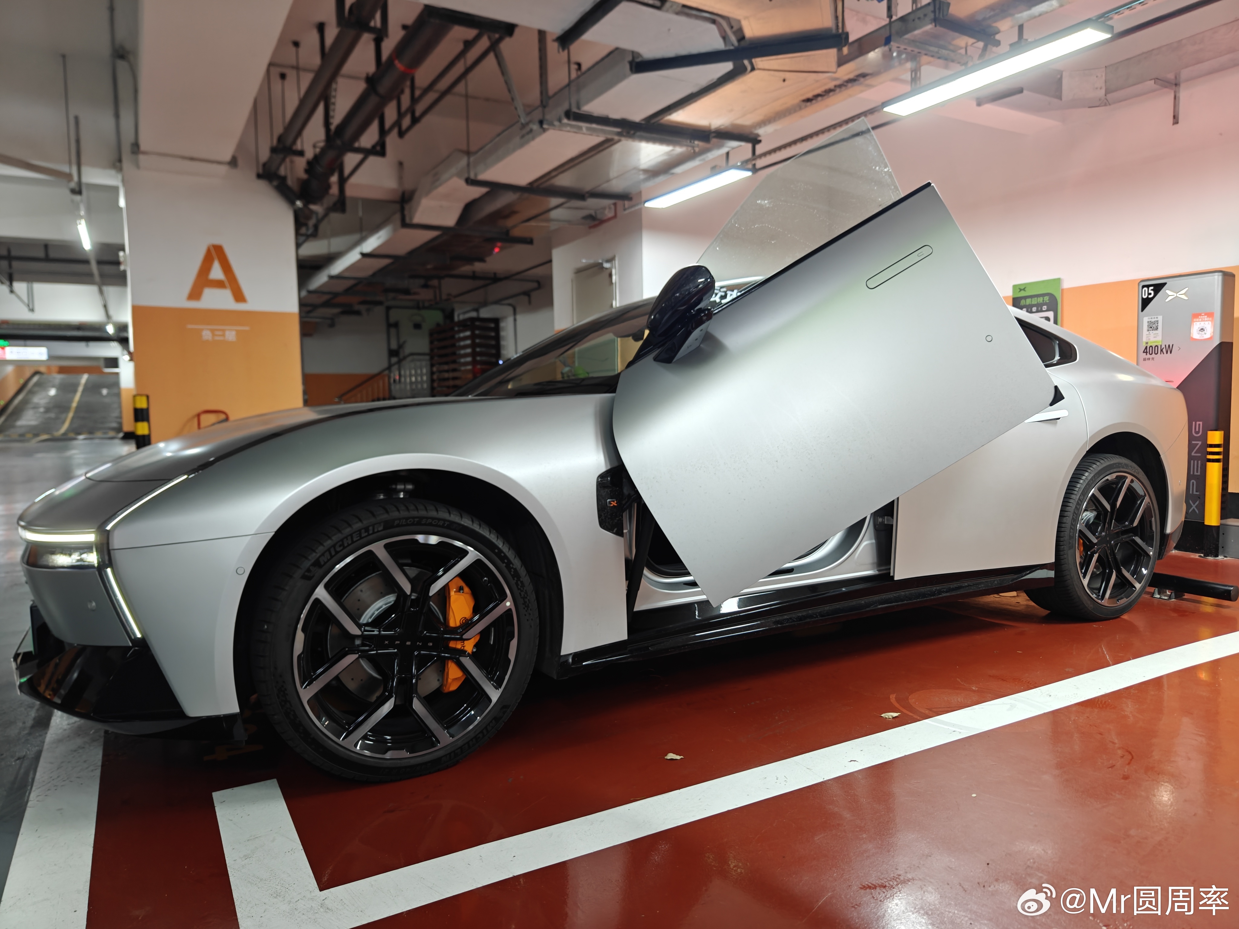 今天借来的飞飞门P7。体验一下量产版本的vla2.0表现如何。简单总结，相较于门