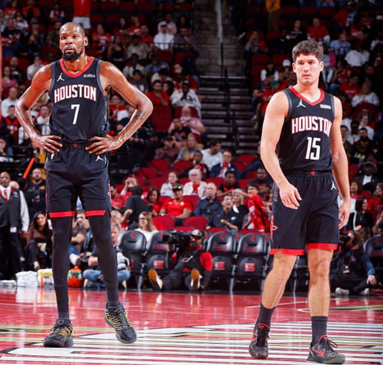 火箭队在今天的季后赛比赛里被动变阵，因为杜兰特膝盖重伤没有出战，火箭队让谢泼德成