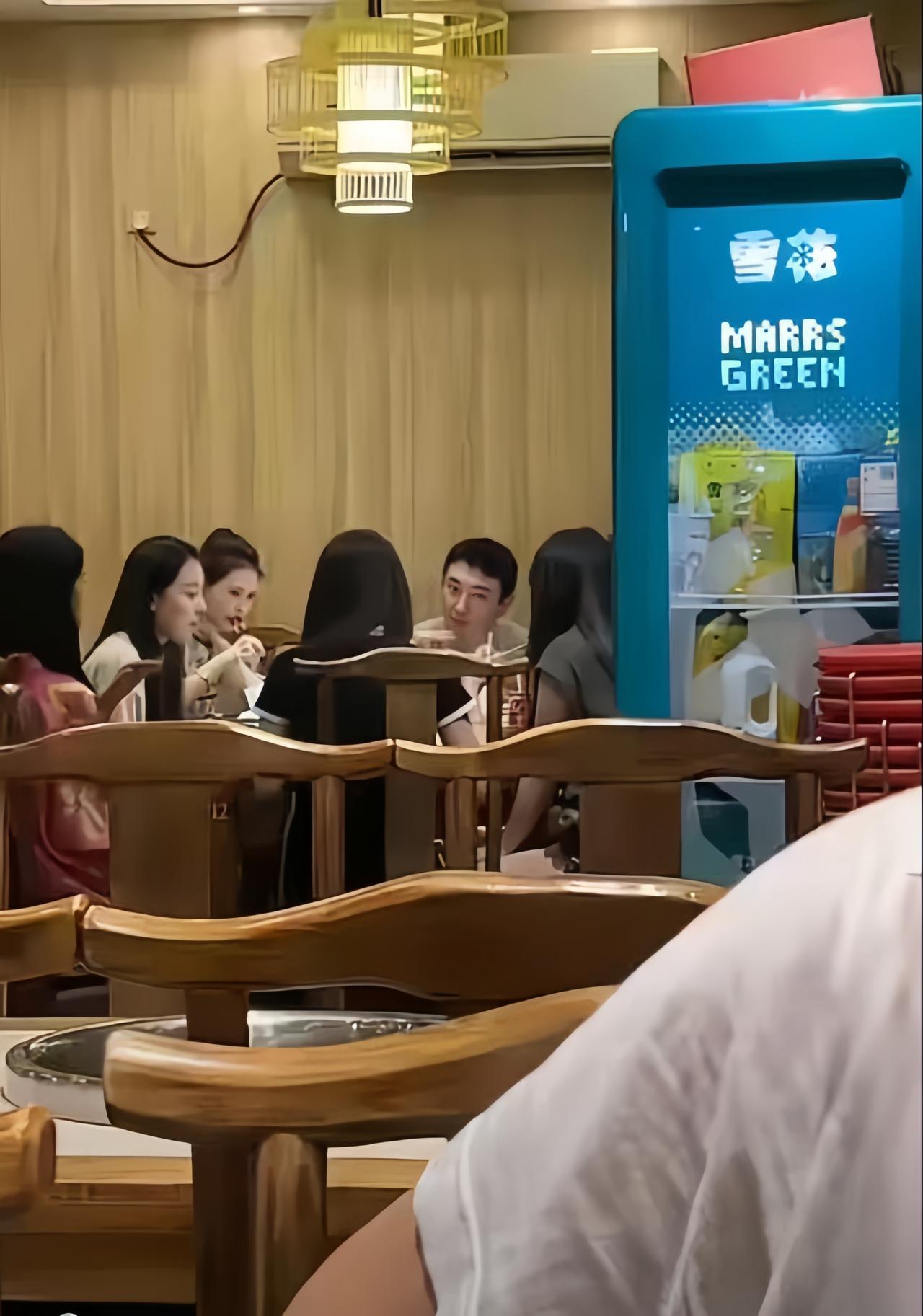 “王校长”曾经吃饭的画面，坐了一圈美女，他这表情更像是她们的老板，还是蛮有气场的