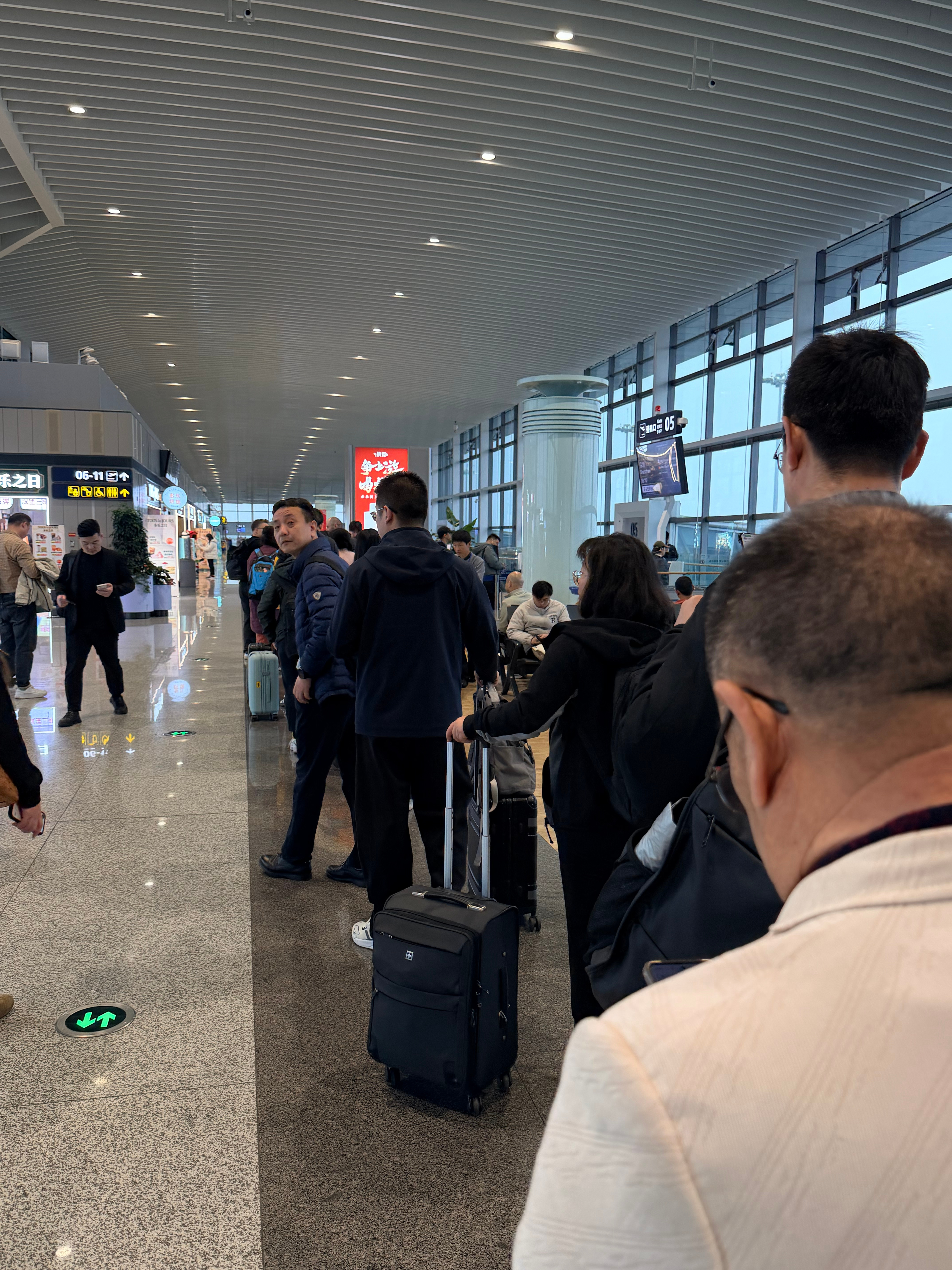 我擦，去深圳那么多人么？这都怎么买到票的啊！ 胶州·青岛胶东国际机场