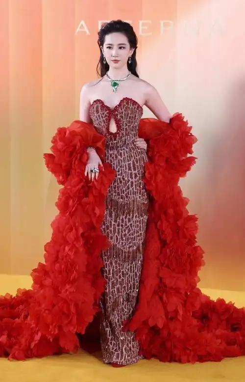 复刻神仙姐姐的红毯风华——刘亦菲新造型仿妆记

当刘亦菲身着红金渐变礼裙亮相红毯