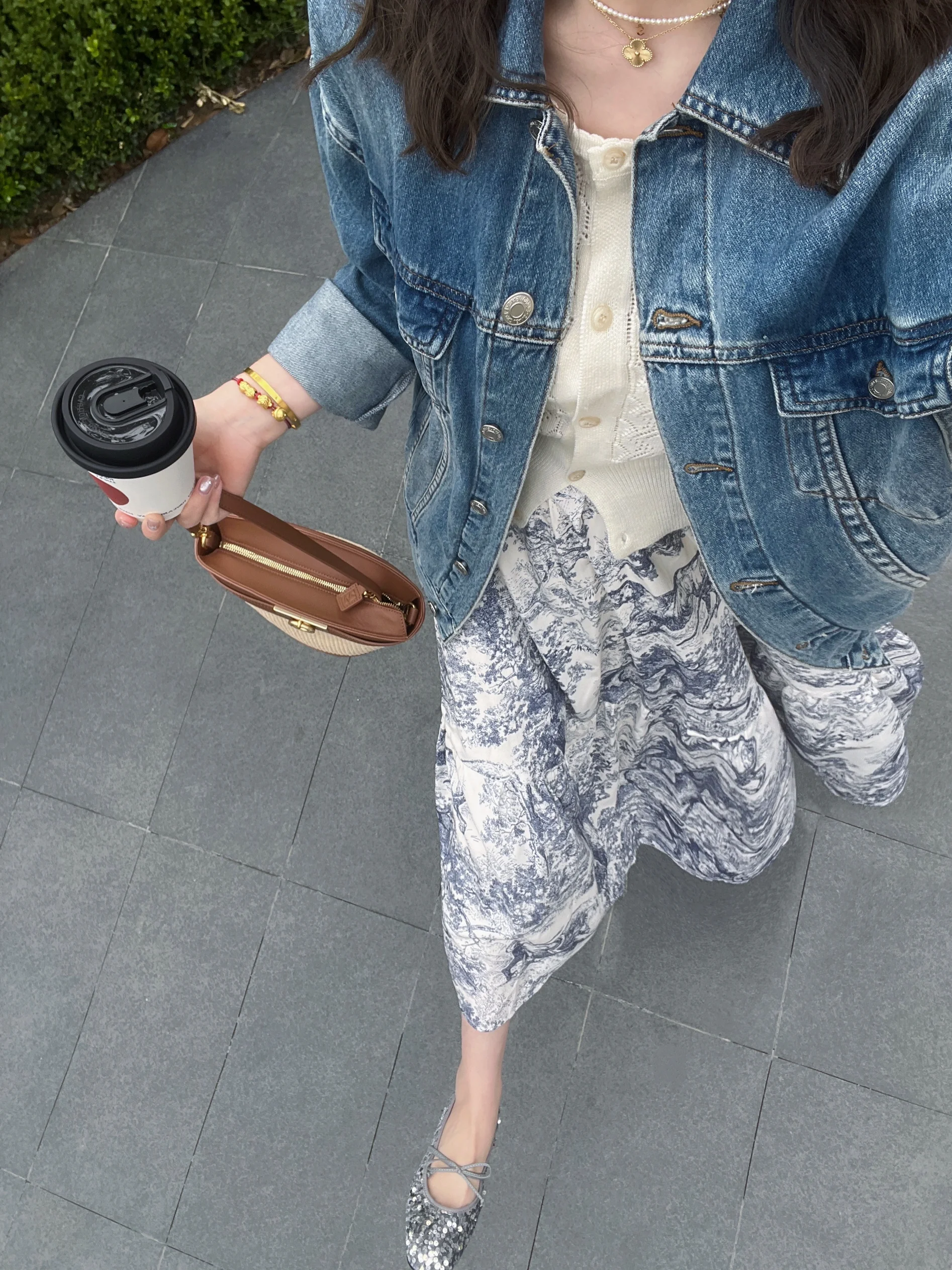 牛仔➕碎花简直春天氛围感的神！这身想焊身上