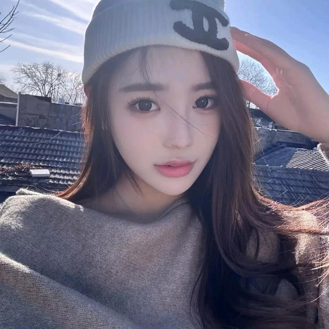 冬日暖阳下，少女温柔的微笑少女感笑容 少女感微笑女孩 少女的笑容 美少女的微笑 