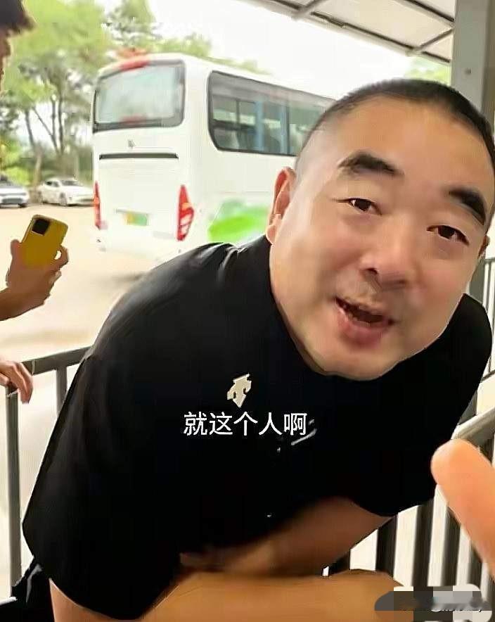 真是丢人现眼！北京慕田峪长城，一名40多岁的导游仗着自己领着的是外籍游客就当众插