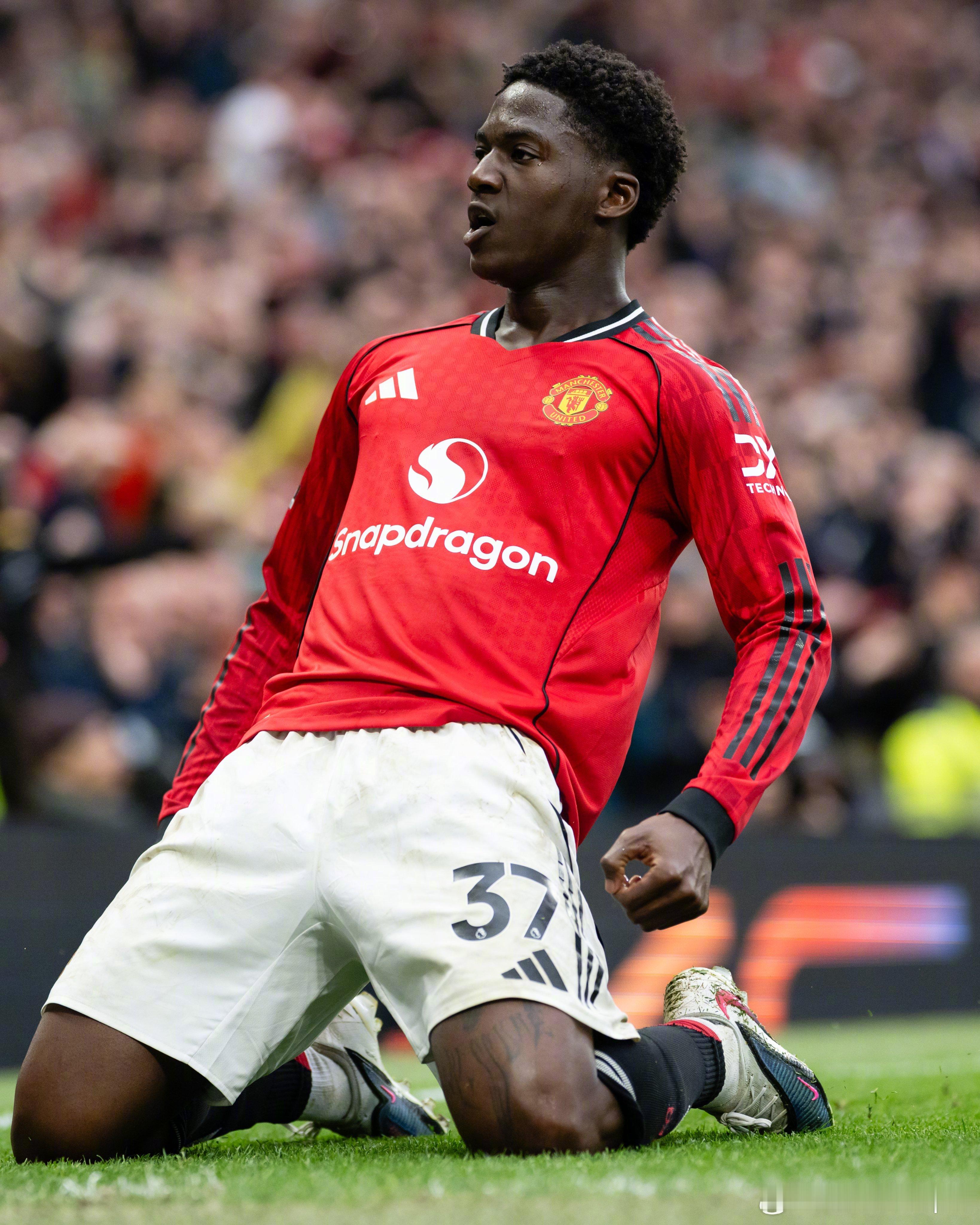 曼联官推：MAN. OF. THE. MOMENT.ManUtdspot曼联3比
