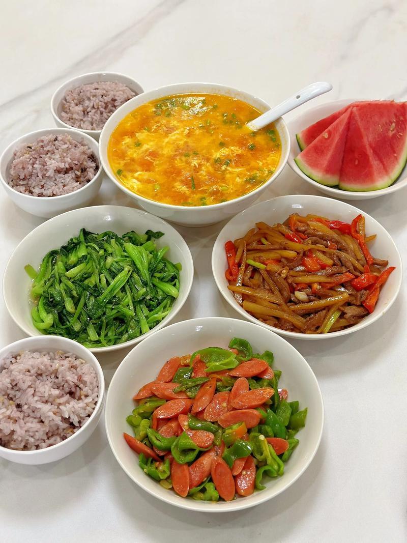 6点吃晚饭是错误的？医生建议：过了70岁，晚饭尽量要做到这3点 
 
不少老人家