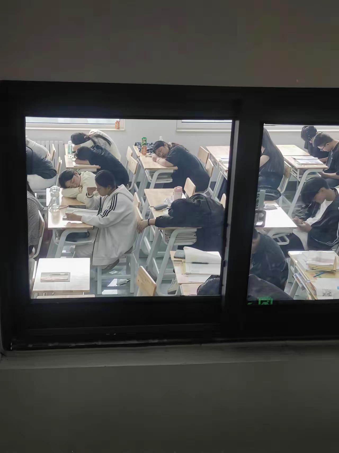 这就是一个技校和一个重点高中的区别，毕业后，两拨人会走向不同的人生。
现在很多家