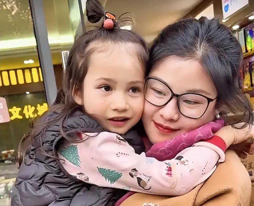 小雪和她的女儿苏西，曾经是一个普通却不平凡的小家庭，如今，她们的人生画卷又添上了