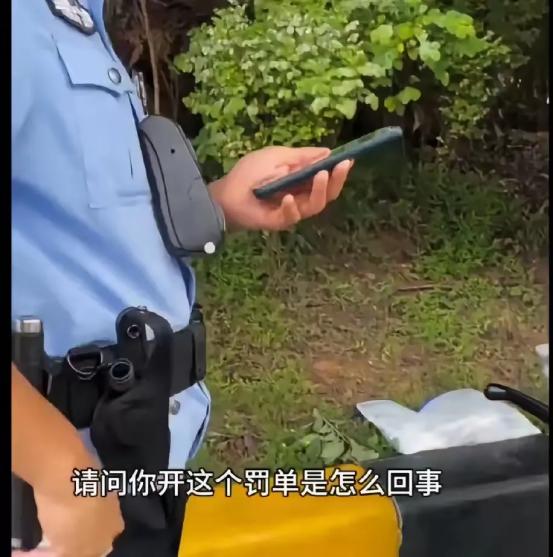 “大无语！”男子骑共享电动车出门，结果半路被交警拦下，交警以电动车没上牌照为由，