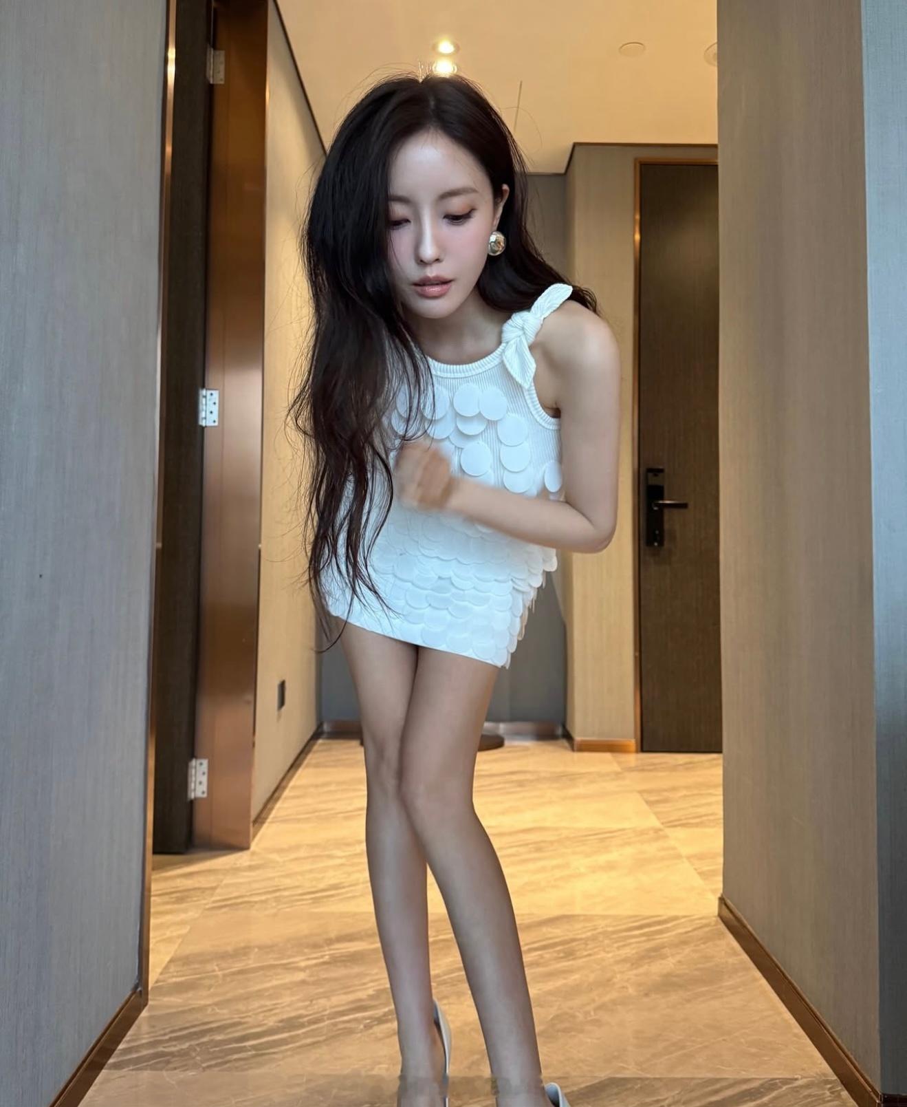朴孝敏 朴孝敏 姐又回归舞台了看得出的兴奋🥰骨头很纤细小腿就很瘦 ​​​