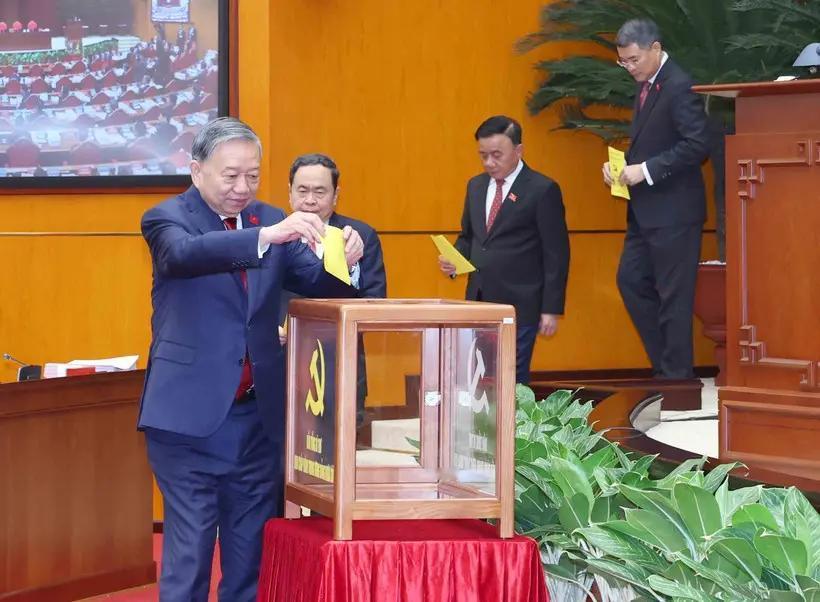 社会主义，同志+兄弟