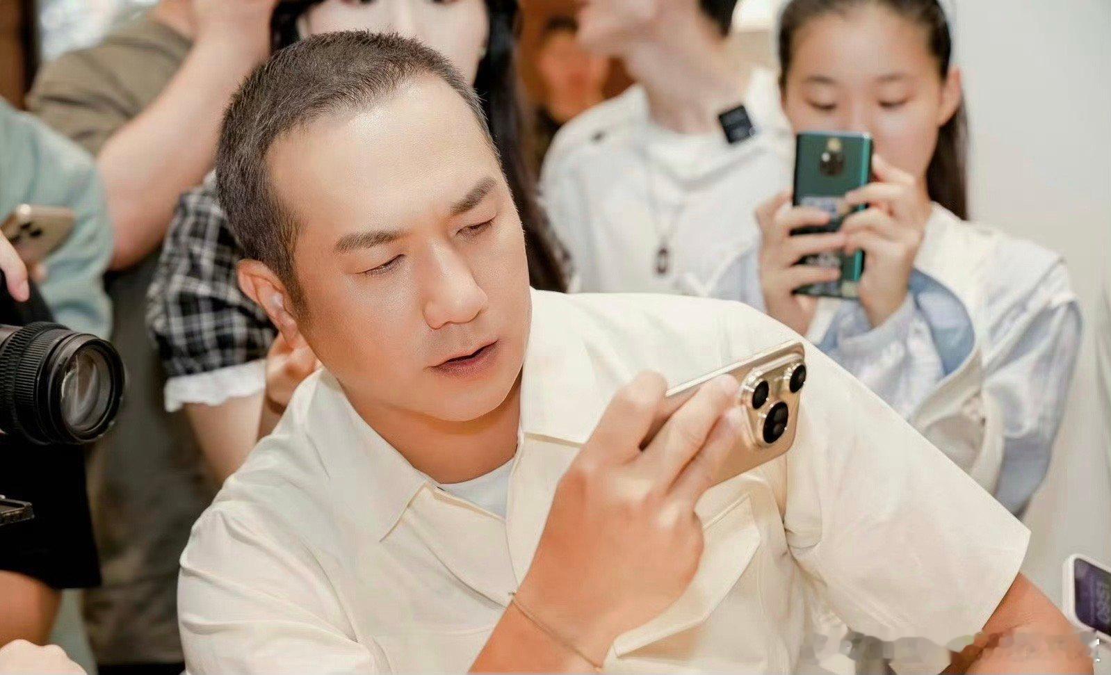 上海偶遇皮筋猴排队 不开玩笑看到黄觉在上海排队买手机的画面联想到他在《藏海传》中