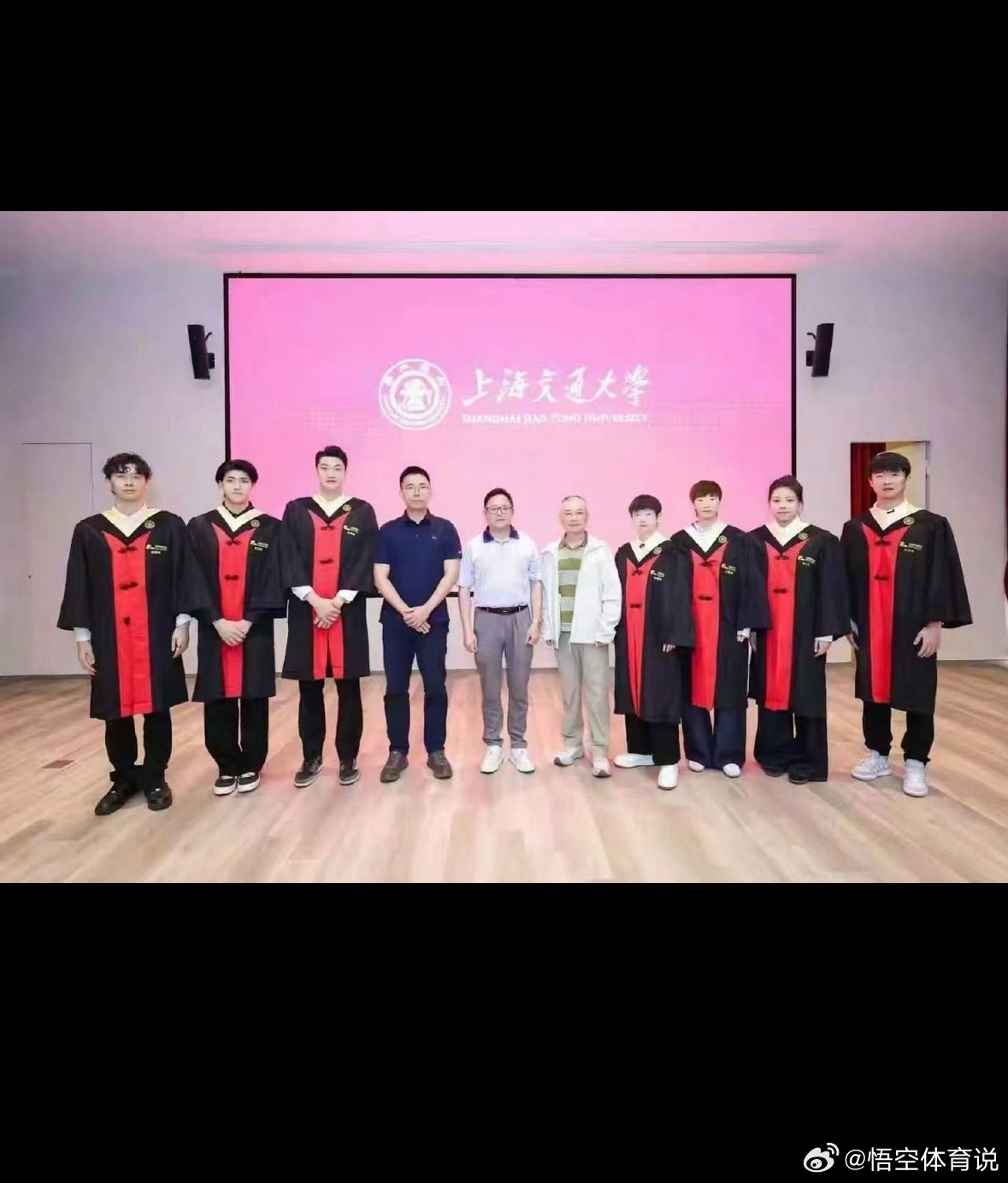 孙颖莎毕业5月28日，孙颖莎身着学士服，正式取得上海交通大学本科学历证书。202