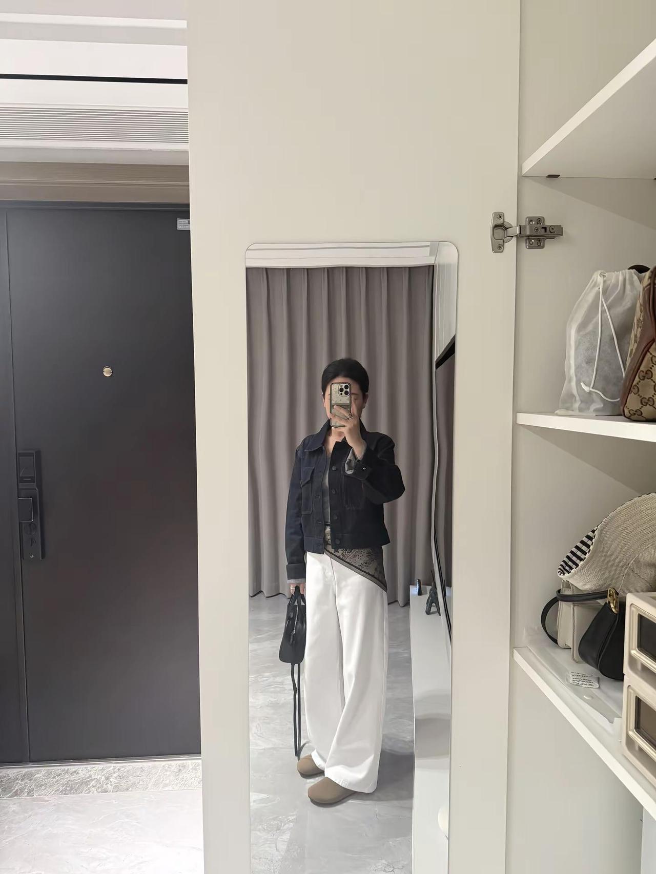 不用费心搭配-单宁牛仔外套配白牛，短款外套能优化身材比例，简约又利落~ 爱了爱了