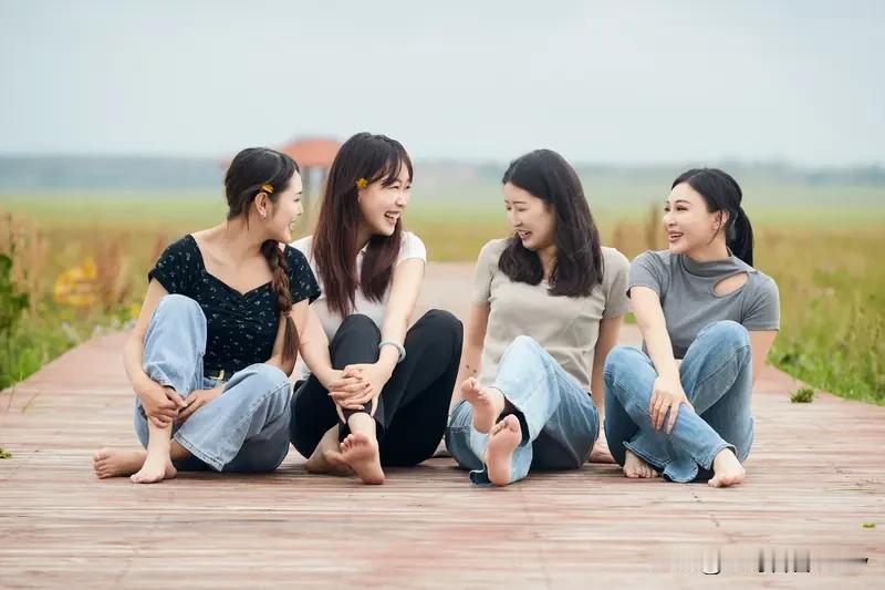 我身边还真有享受独处的女人。就说我闺蜜吧，她一有空就喜欢自己待着。周末别人忙着聚