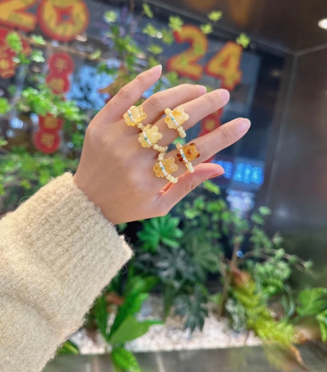 我来媚 一下粉，你们有喜欢这种蜜蜡小熊戒指的吗？还是【评论就行】揪个饱饱送一枚?