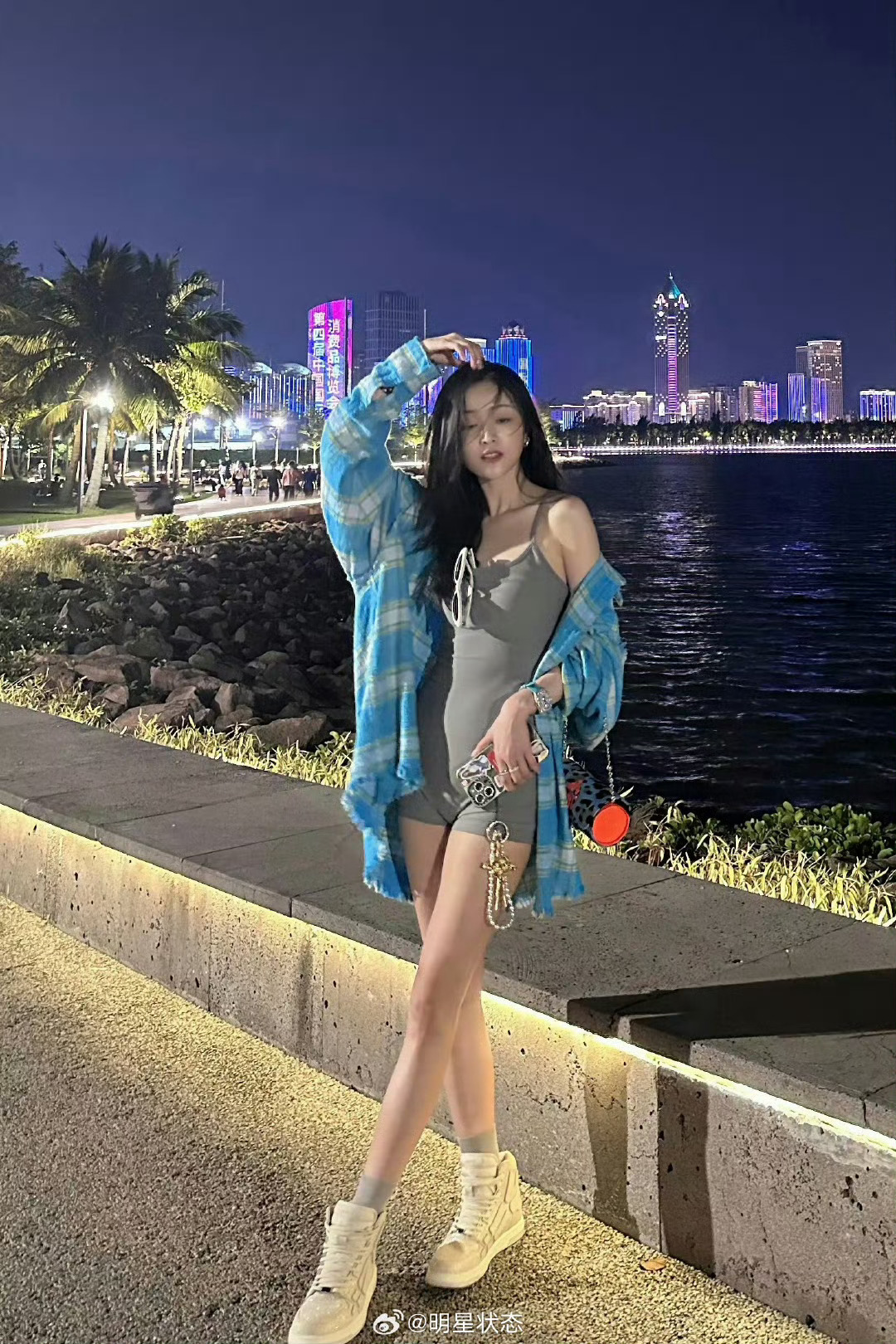 吴宣仪肥美穿搭超性感哦 