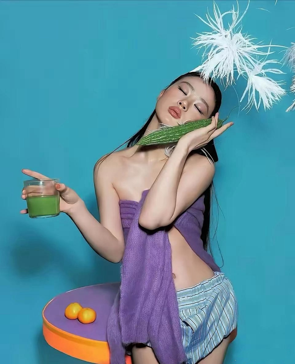 无意间刷到单依纯这组写真，看完实在有点想不通单依纯明明是靠唱功出圈的实力派歌手，