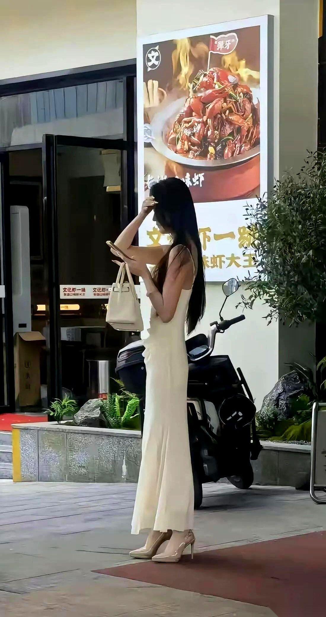 湖南邵阳街头，那条漂亮的白裙子被扯得变了形，黏着地上的灰。
一双手，没什么花里胡