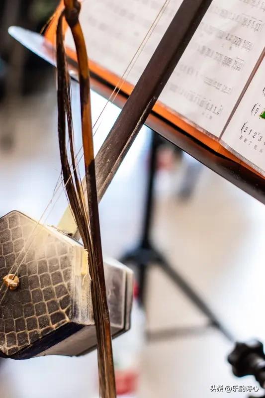 二胡是所有乐器中最难学的吗我个人观点认为:二胡是所有乐器中最难学的乐器，难就难在