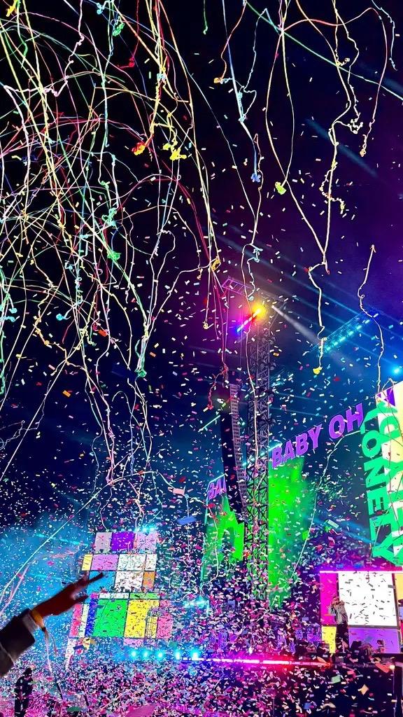 彩带落下的瞬间 我也站在幸福里