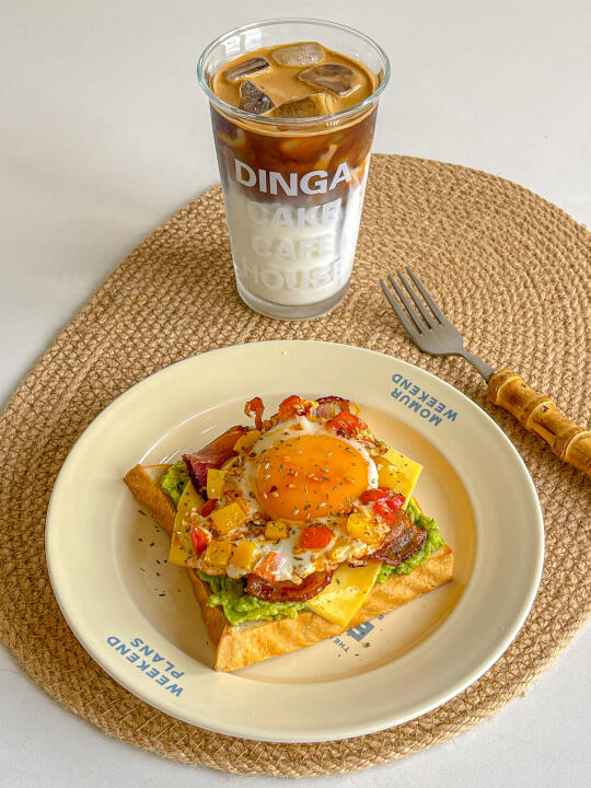 元气早餐🥑牛油果培根彩椒煎蛋三明治🥪拿铁