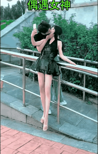 男孩子处对象，就得脸皮厚一点，别不好意思。
看上了就大胆说出来，别磨磨蹭蹭不敢表